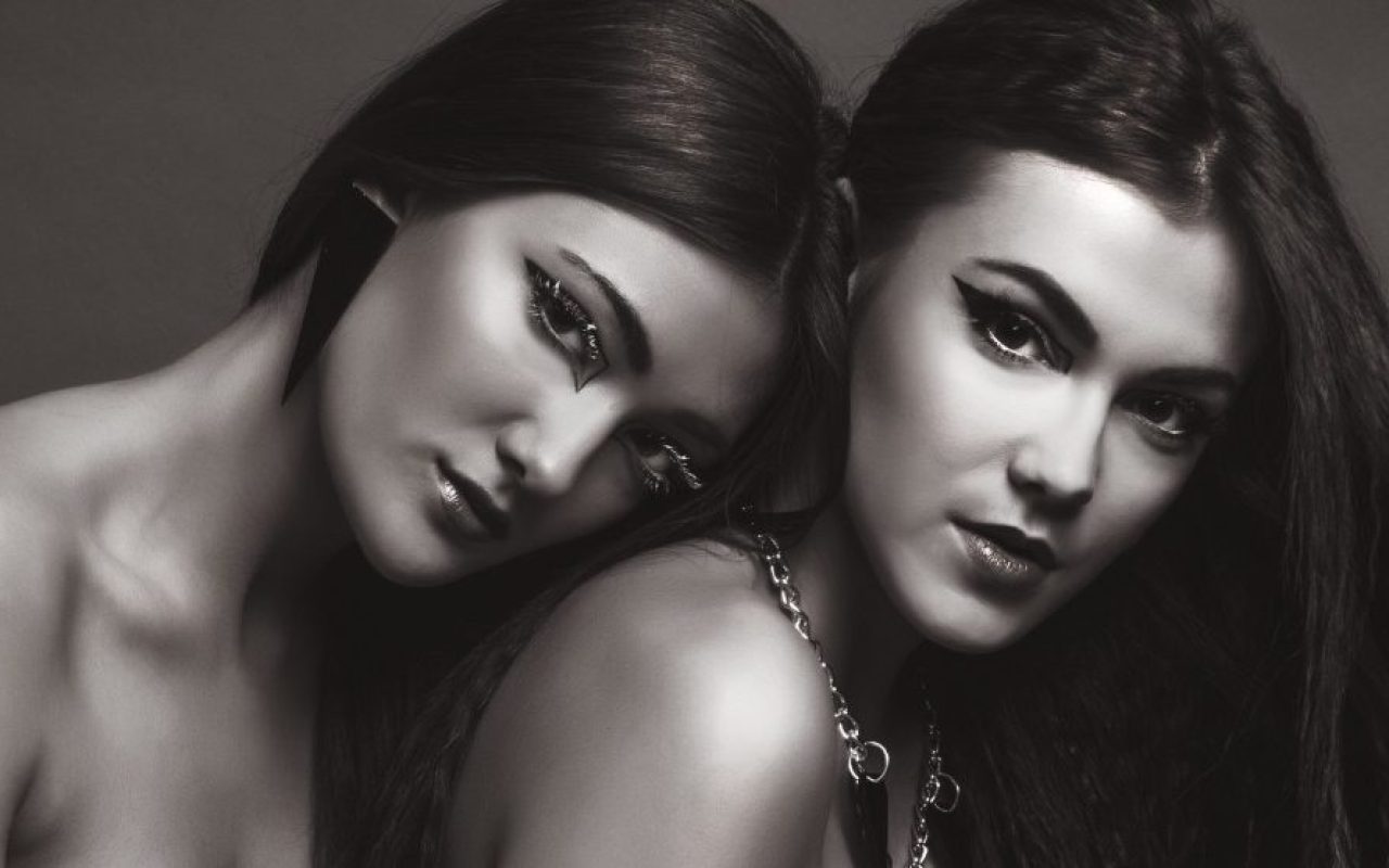 black-and-white-image-of-fashion-models-looking-at-camera_1600x1060