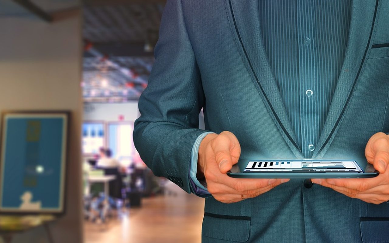 businessman-gd04e70ff4_1280