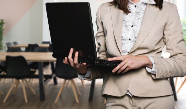 businesswoman-2817567_1280