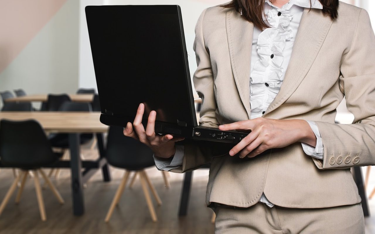 businesswoman-2817567_1280