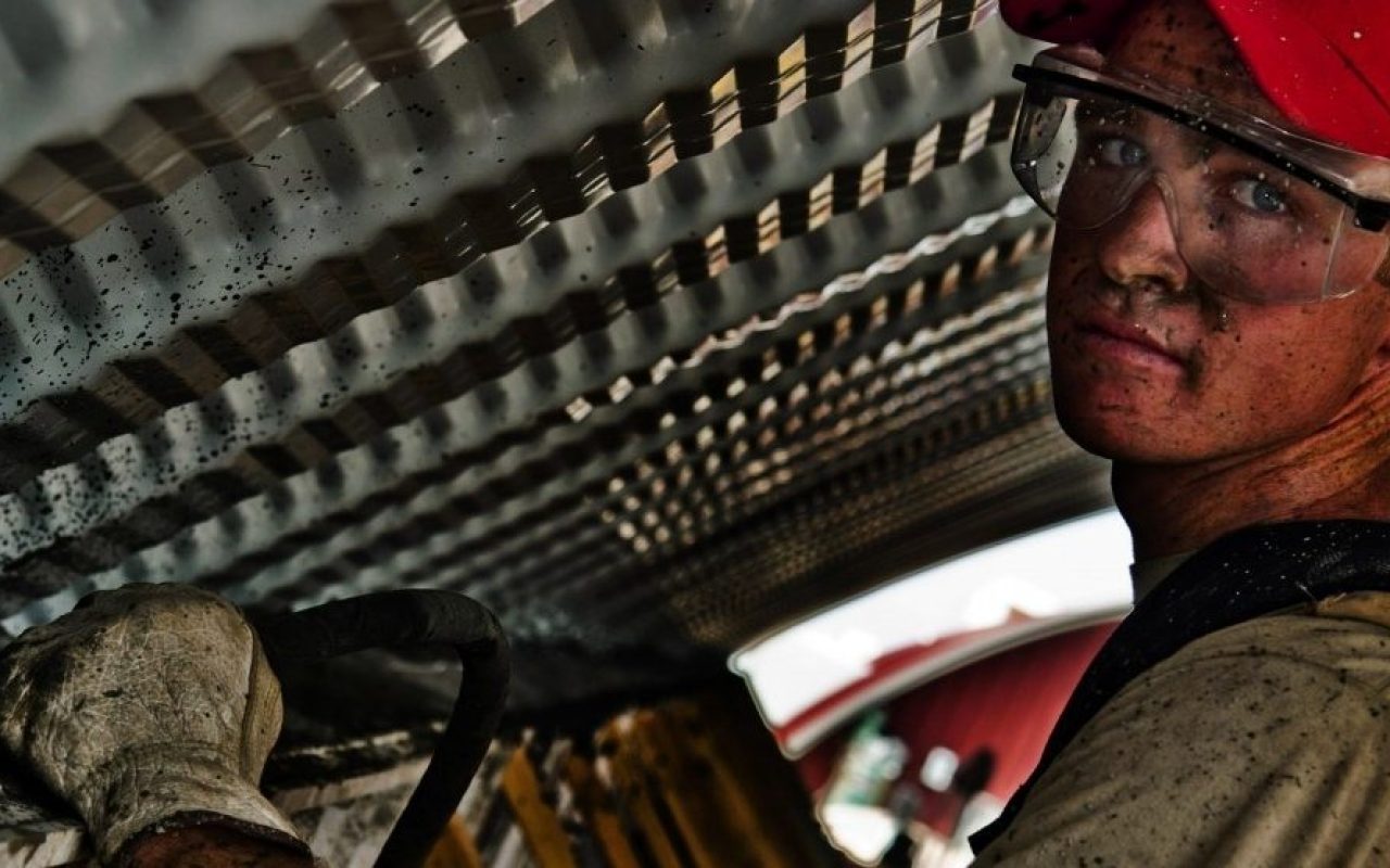 construction-worker-concrete-hummer-vibrator-job_1600x1065