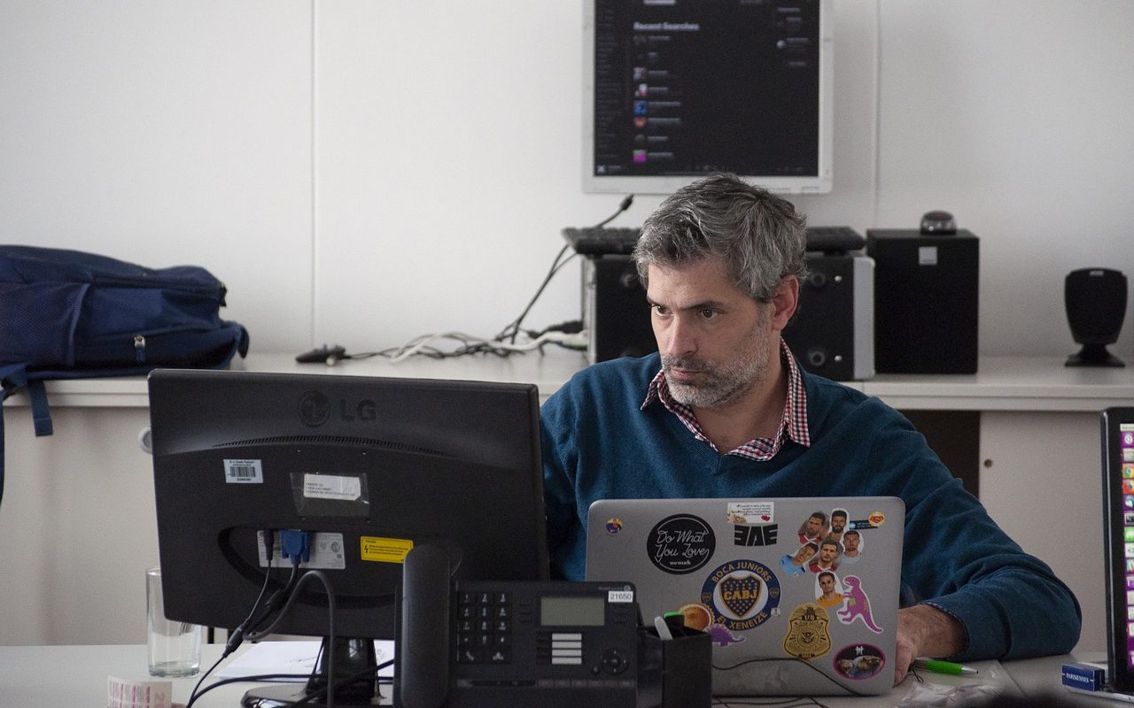 employee-4604126_1280