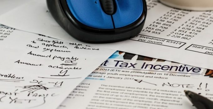 laptop-with-mouse-and-mug-on-documents_1600x1067