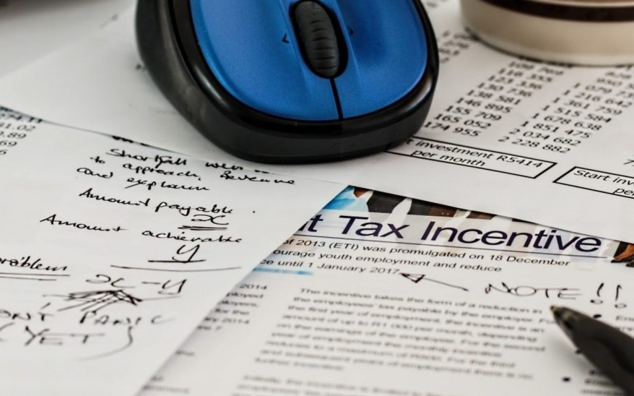 laptop-with-mouse-and-mug-on-documents_1600x1067