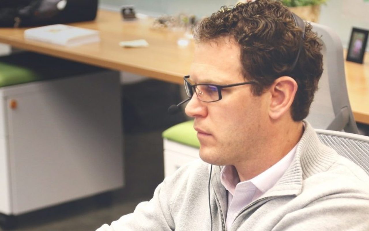 man-sitting-at-desk-and-working-on-computer_1600x1067