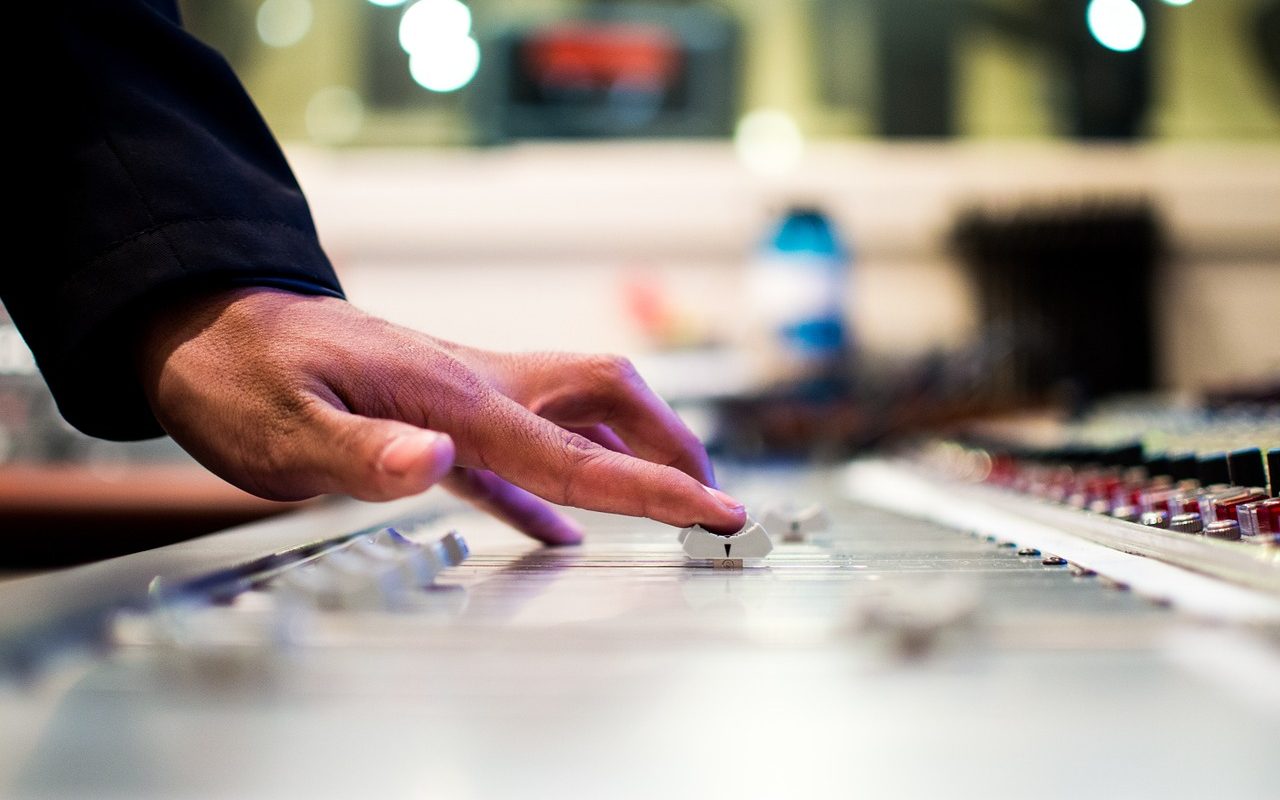 mixing-desk-351478_1280