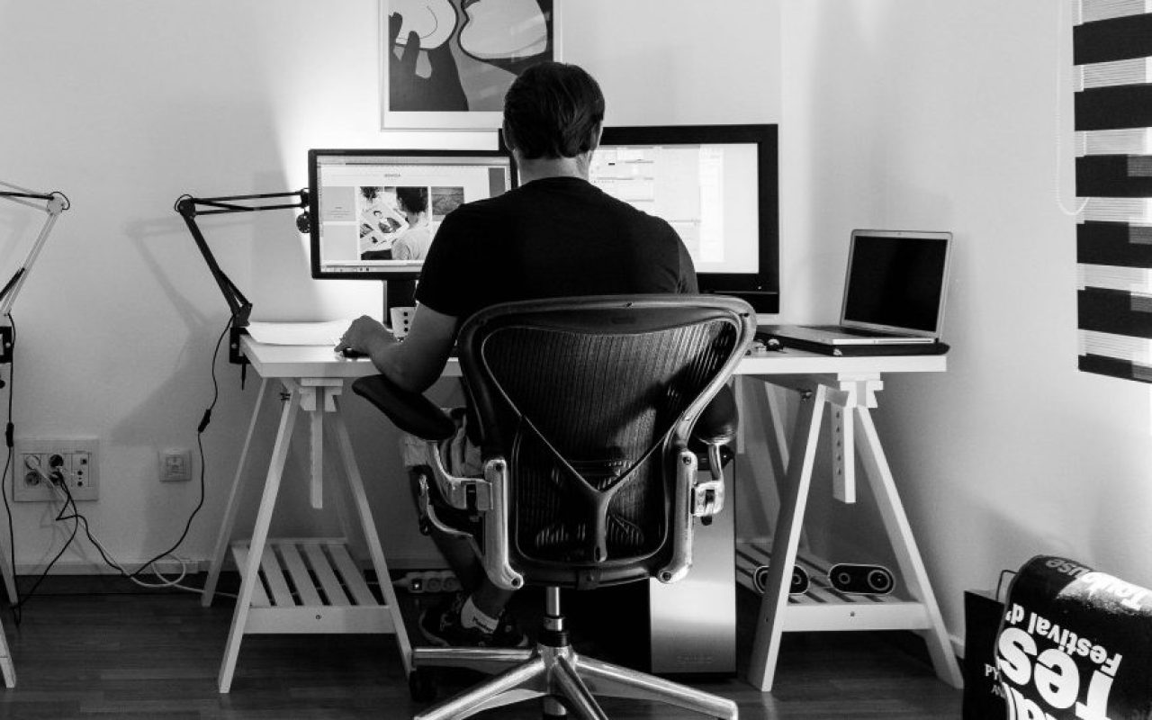 office-work-desk-computer-workplace-indoor_1600x1067