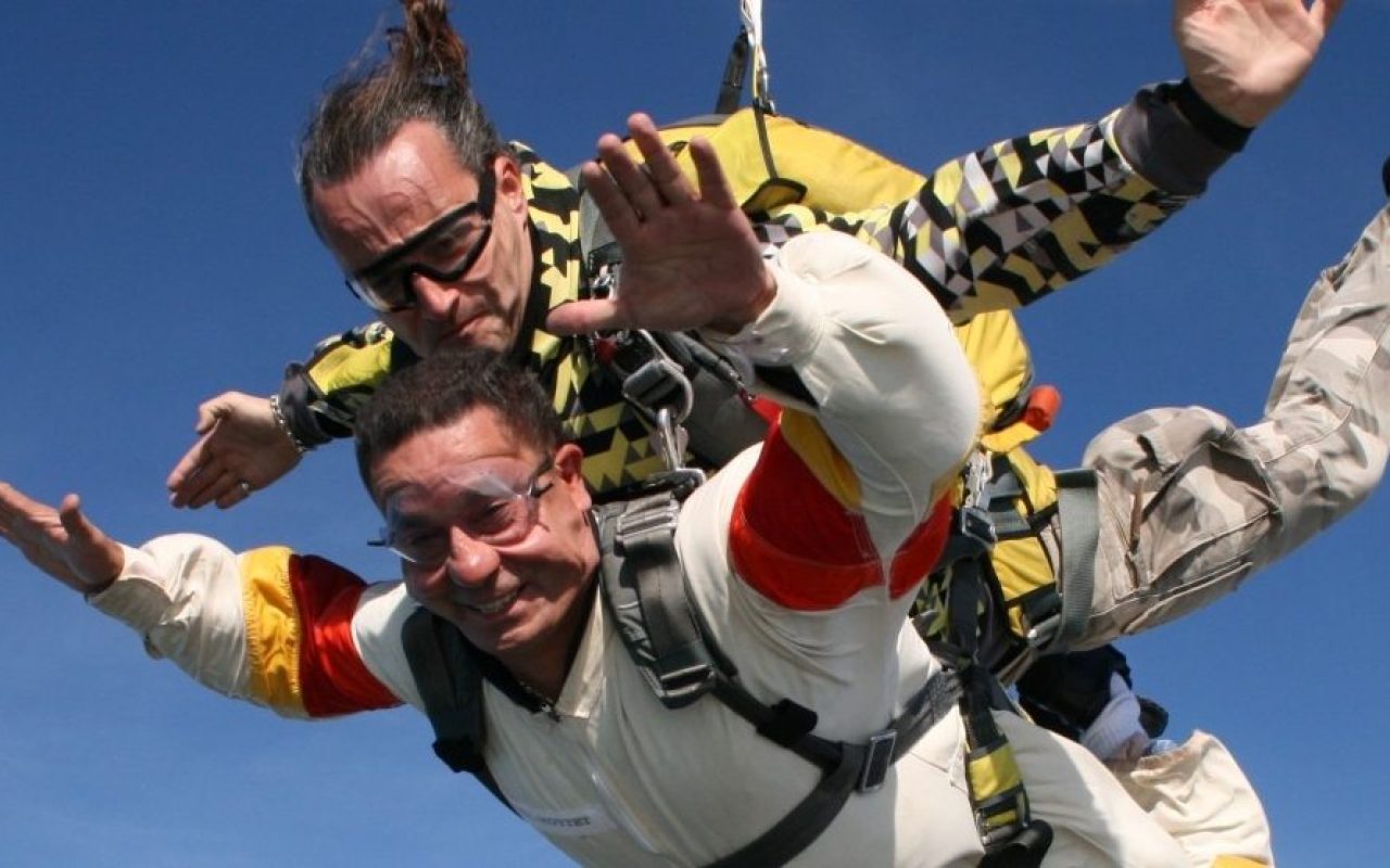 skydiving-sport-extreme-escape-sky-beauty-duo_1600x1067