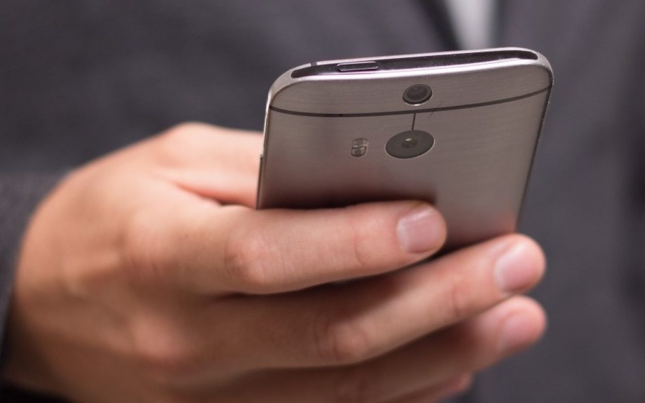 telephone-mobile-to-call-attainable-samsung-iphone-1_1600x1067