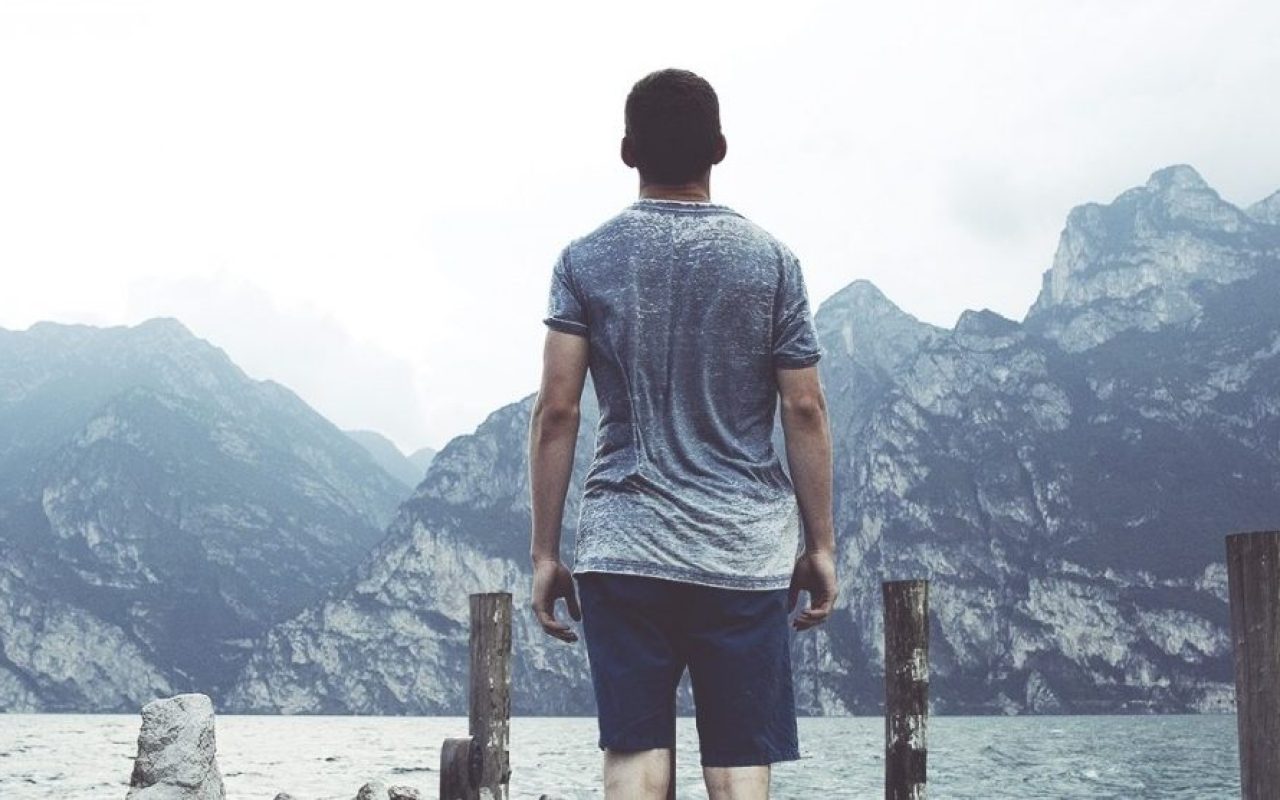 traveler-stones-lonely_1600x1058